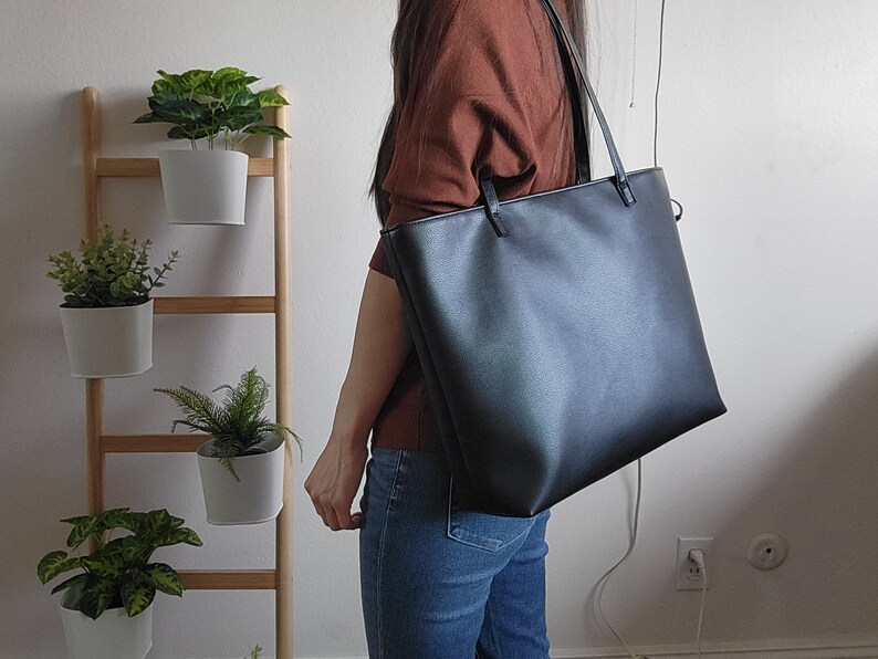 Black leather tote bag with zipper image 7