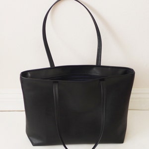 Black leather tote bag with zipper image 4