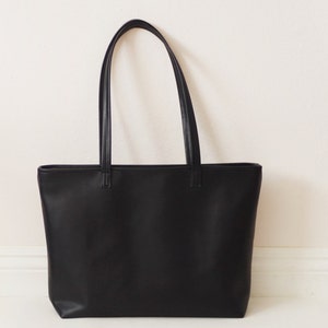 Black leather tote bag with zipper image 3