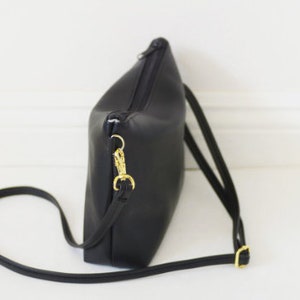 Simple black leather crossbody bag with zipper image 4