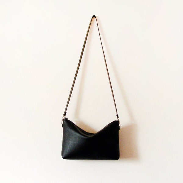 Schlichte schwarze Crossbody-Ledertasche mit Reißverschluss