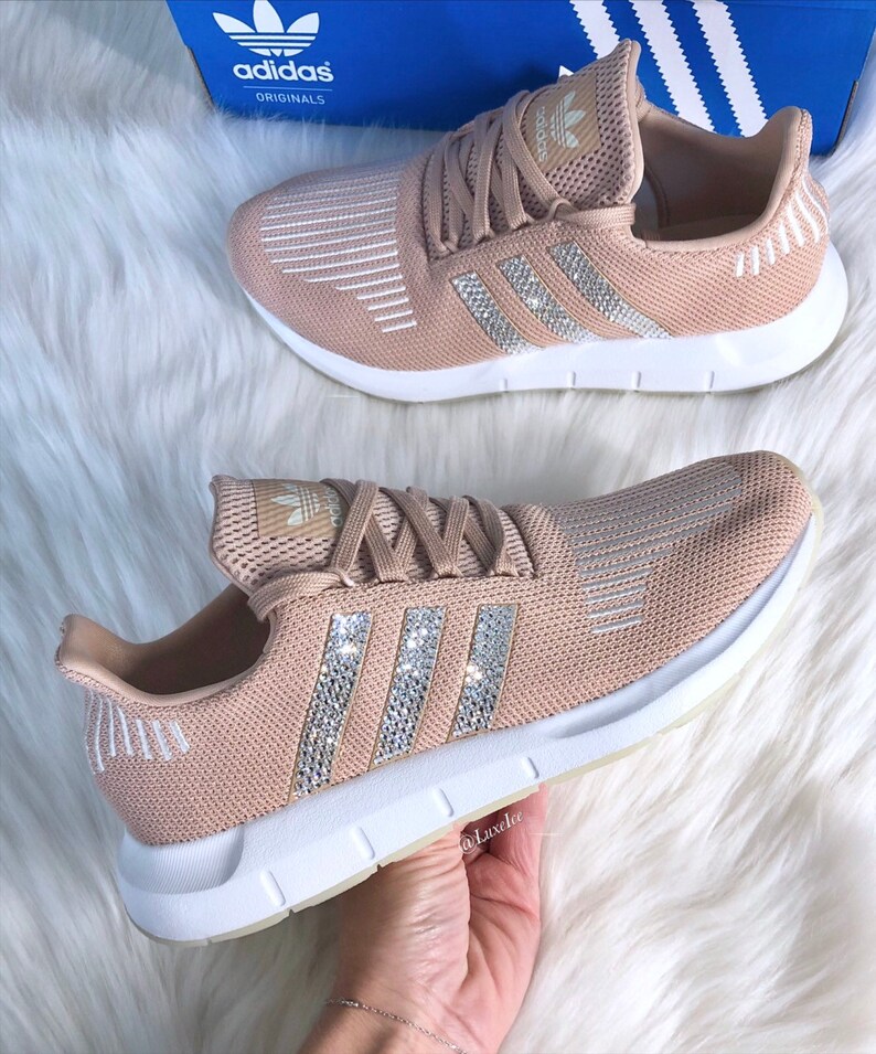 Swarovski Adidas SWIFT Run elaborado con cristales de SWAROVSKI® Xirius Rose CUT. Swarovski Adidas SWIFT Run elaborado con cristales de SWAROVSKI® Xirius Rose CUT.
