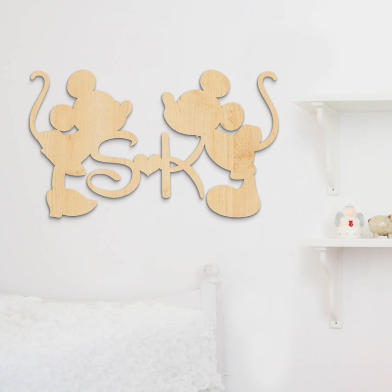 Puede incluir: Corte de madera de Mickey y Minnie Mouse sosteniendo un coraz&oacute;n con las letras "S" y "R" en una fuente cursiva.