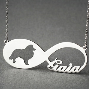 Op de afbeelding: Zilveren oneindigheidsketting met een silhouet van een Collie-hond en de naam "Gaia" erop gegraveerd.