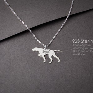 Può includere: Una collana d'argento con un ciondolo a forma di silhouette di cane. Il ciondolo è inciso con il nome "Angel" e il testo "925 Sterling Silver. Posso incidere qualsiasi cosa tu voglia vedere sulla collana."
