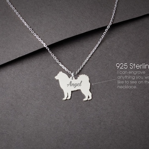 Könnte beinhalten: Eine silberne Halskette mit einem Anhänger in Form einer Hundesilhouette. Der Anhänger ist mit dem Wort "Angel" graviert. Die Halskette ist aus 925er Sterlingsilber.  "Ich kann alles gravieren, was Sie auf der Halskette sehen möchten."