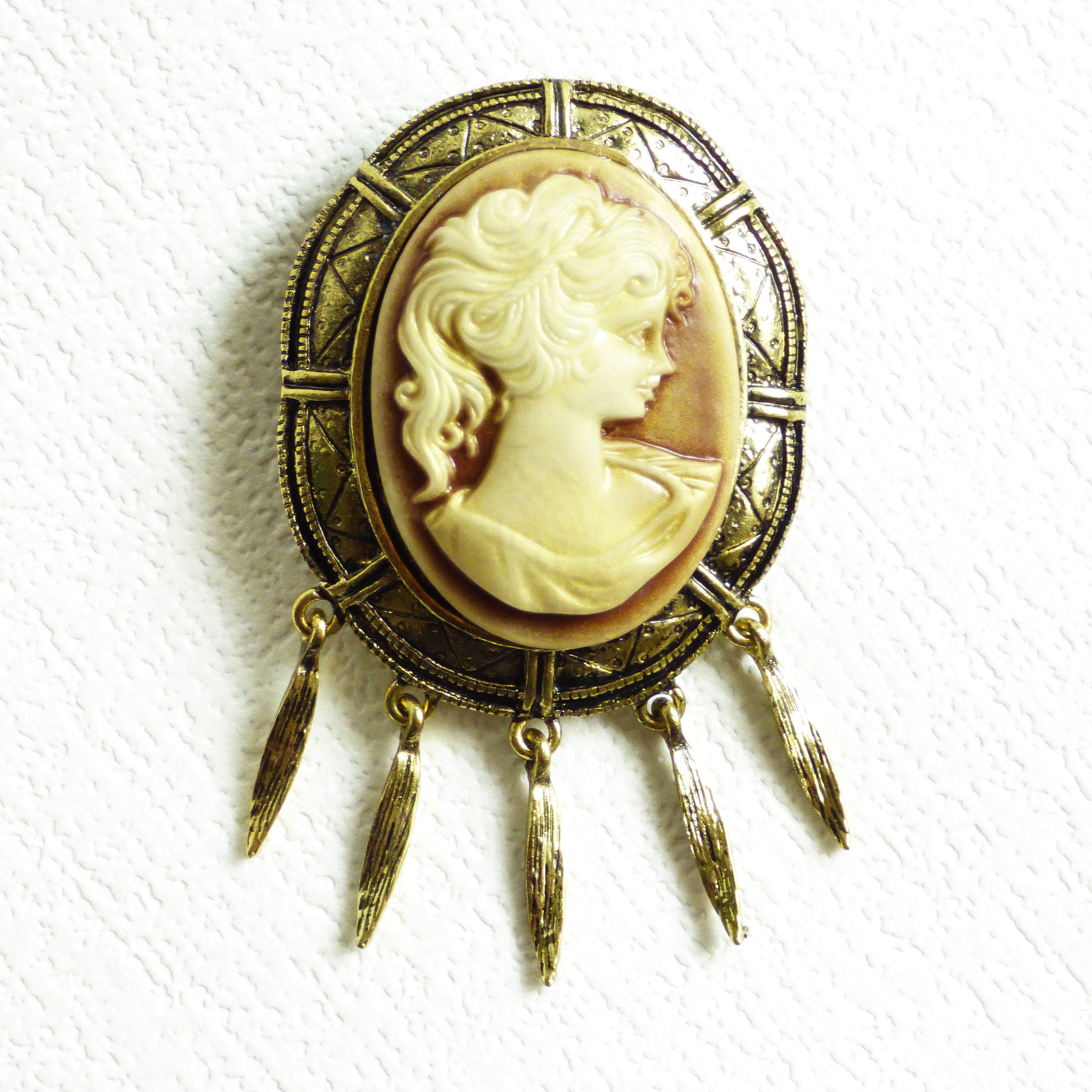 Ancienne Broche En Laiton Avec Camée Sculpté En écume Véritable - À Restaurer - Occasion