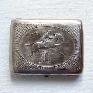 Très rare ! Étui à cigarettes Vintage melhior soviétique Jockey 1957 cadeau pour fumeur, cartes de visite étui cadeau pour père lui cadeau grand-père cadeau