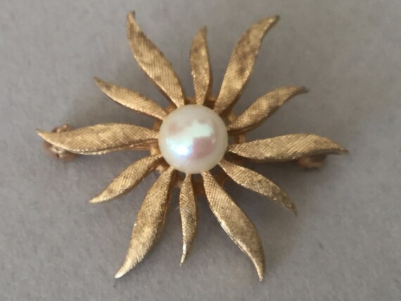 14K Gold and Pearl Stylized Poinsettia/Sunburst B… - image 3