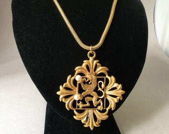 Richelieu Chunky Gold Tone Statement Pendant and Serpentine Chain Necklace