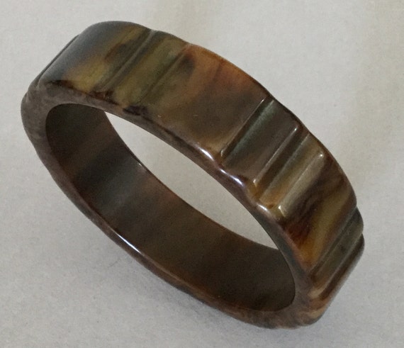 Bakelite Tortoise Grooved Scallop Bangle Bracelet