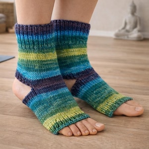 Könnte beinhalten: Gestrickte Yoga-Socken in einem lebendigen Farbverlauf aus Blau, Grün und Gelb. Die Socken bedecken Fuß und Knöchel, mit einer Öffnung für die Zehen. Ideal für Yoga und andere Aktivitäten.