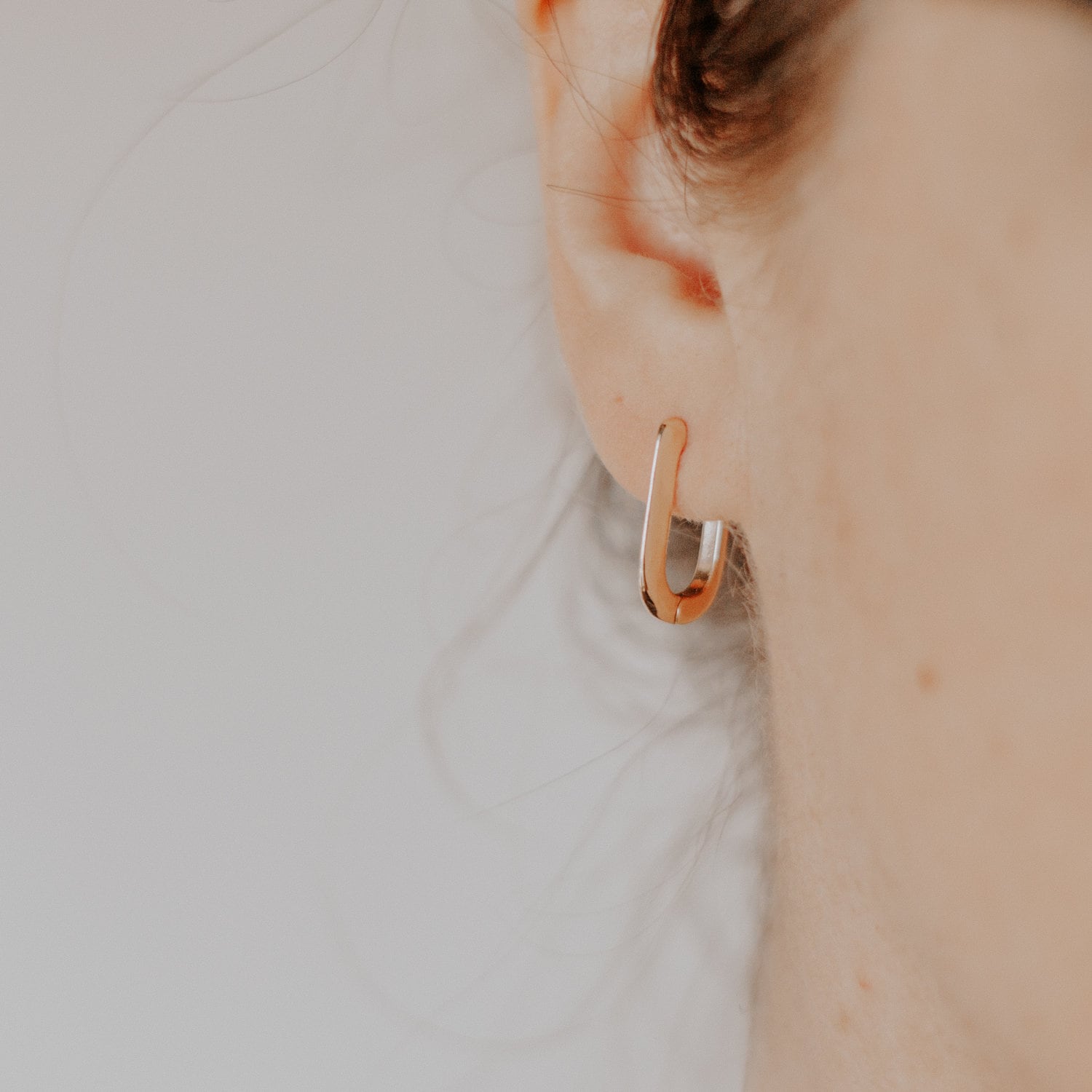 辻元舞着用 BONEE SQUARE HOOP EARRINGS mini Machete Square Hoop