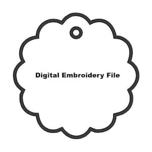 Puede incluir: Un diseño blanco en forma de etiqueta con un borde festoneado y un pequeño agujero en la parte superior. El texto "Digital Embroidery File" está centrado dentro de la etiqueta en negrita negra. El contorno de la etiqueta es negro.