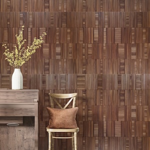 Könnte beinhalten: Eine Holzwand mit geometrischem Muster, ein Holzstuhl mit einem braunen Kissen und eine Kommode aus Holz mit einer weißen Vase und gelben Blumen.