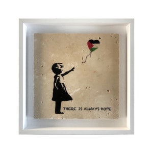 Op de afbeelding: Een zwart-wit sjabloon van een meisje dat een hartvormige ballon loslaat met de kleuren van de Palestijnse vlag erop. De achtergrond is beige en de tekst "THERE IS ALWAYS HOPE" staat onder het meisje.