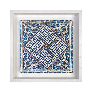 Peut inclure: Un carreau encadr&eacute; avec un motif g&eacute;om&eacute;trique bleu et blanc. Le carreau est entour&eacute; d'un cadre blanc.