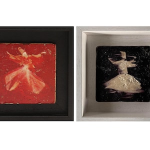 Peut inclure: Deux peintures encadrées d'un derviche tourneur, l'une sur fond rouge et l'autre sur fond noir.