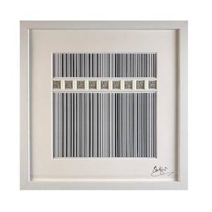 Op de afbeelding: Een ingelijst zwart-wit abstract kunstwerk met een rij zilveren vierkanten in het midden. De print is rechtsonder gesigneerd met "Artsi".