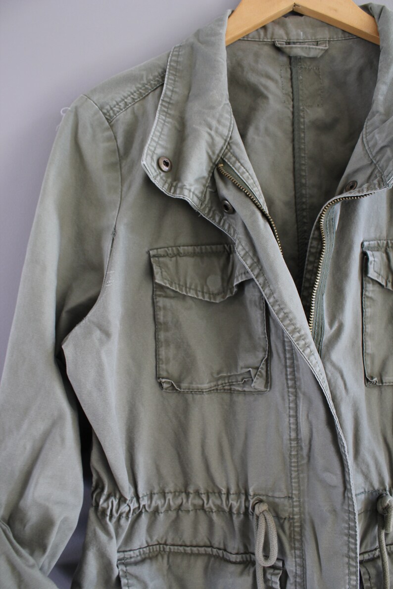 BILLIE - Light Technical Outerwear Hooded Military Style Parka in Green