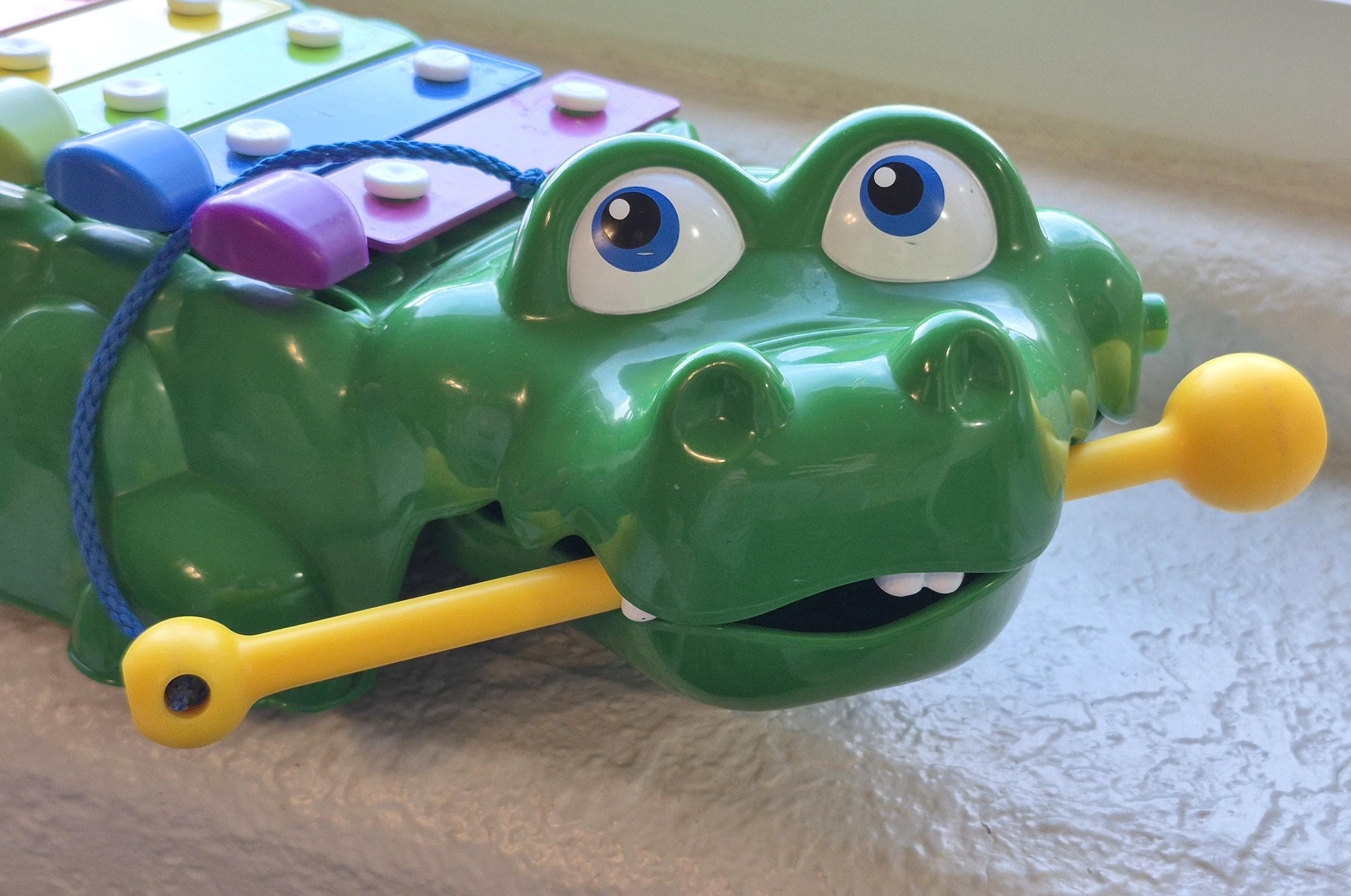 Jeux d'éveil - Crocodile Fisher Price - Piano et xylophone - 1998 Jeux d'éveil - Crocodile Fisher Price - Piano et xylophone - 1998