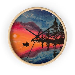 Wandklok met kano bij zonsondergang aan het meer | Silhouet van een bos in aquarel