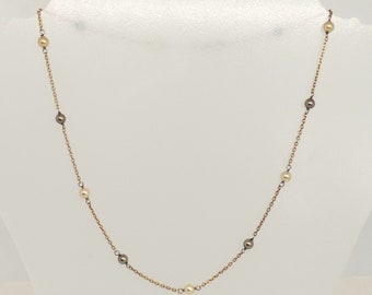 Un très joli or sur chaîne en argent massif lié faux collier de perles noir et blanc très intelligent classique intemporel vers les années 1970