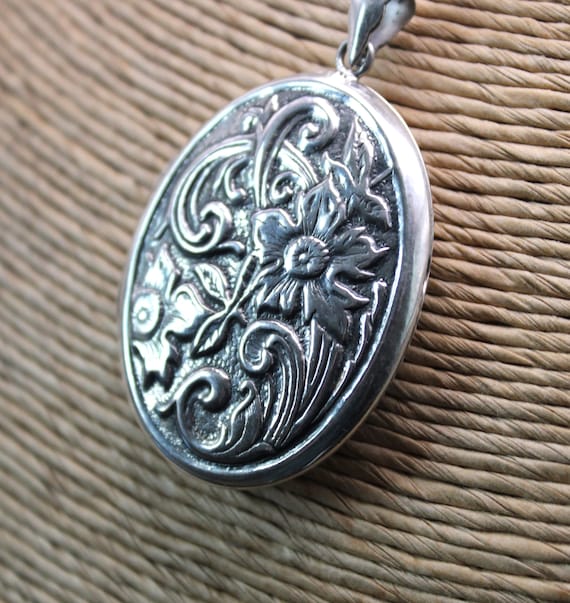 A Very Pretty "Large Oval" "Solid Silver" Locket … - image 2
