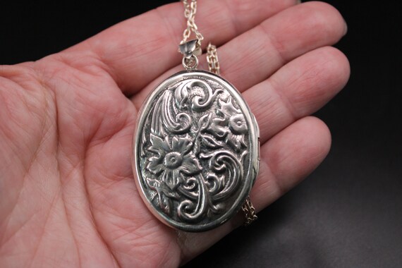 A Very Pretty "Large Oval" "Solid Silver" Locket … - image 9