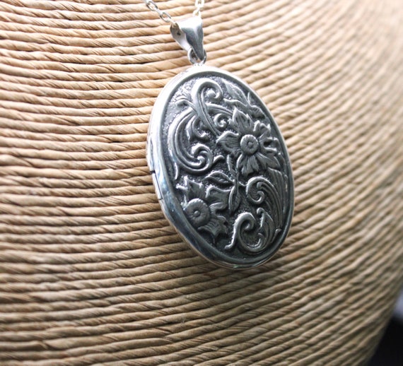 A Very Pretty "Large Oval" "Solid Silver" Locket … - image 3