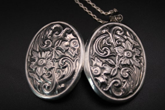 A Very Pretty "Large Oval" "Solid Silver" Locket … - image 7