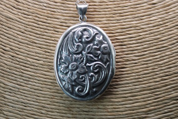 A Very Pretty "Large Oval" "Solid Silver" Locket … - image 6