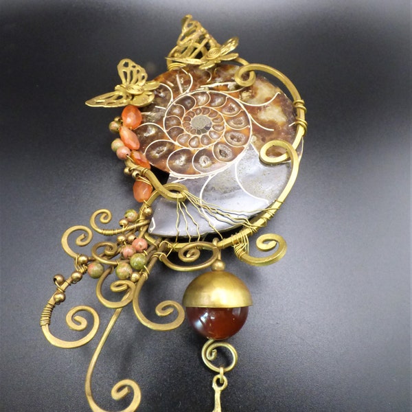 Unique spectaculaire grand pendentif ammonite poli impressionnant enveloppé dans du fil avec des papillons cornaline et unakite gui longue goutte C1990