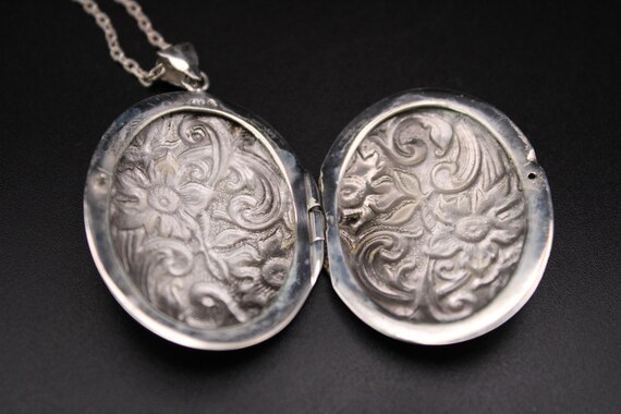 A Very Pretty "Large Oval" "Solid Silver" Locket … - image 5