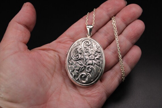 A Very Pretty "Large Oval" "Solid Silver" Locket … - image 8