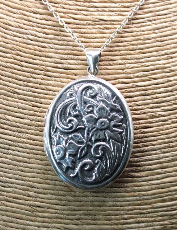 A Very Pretty "Large Oval" "Solid Silver" Locket … - image 1