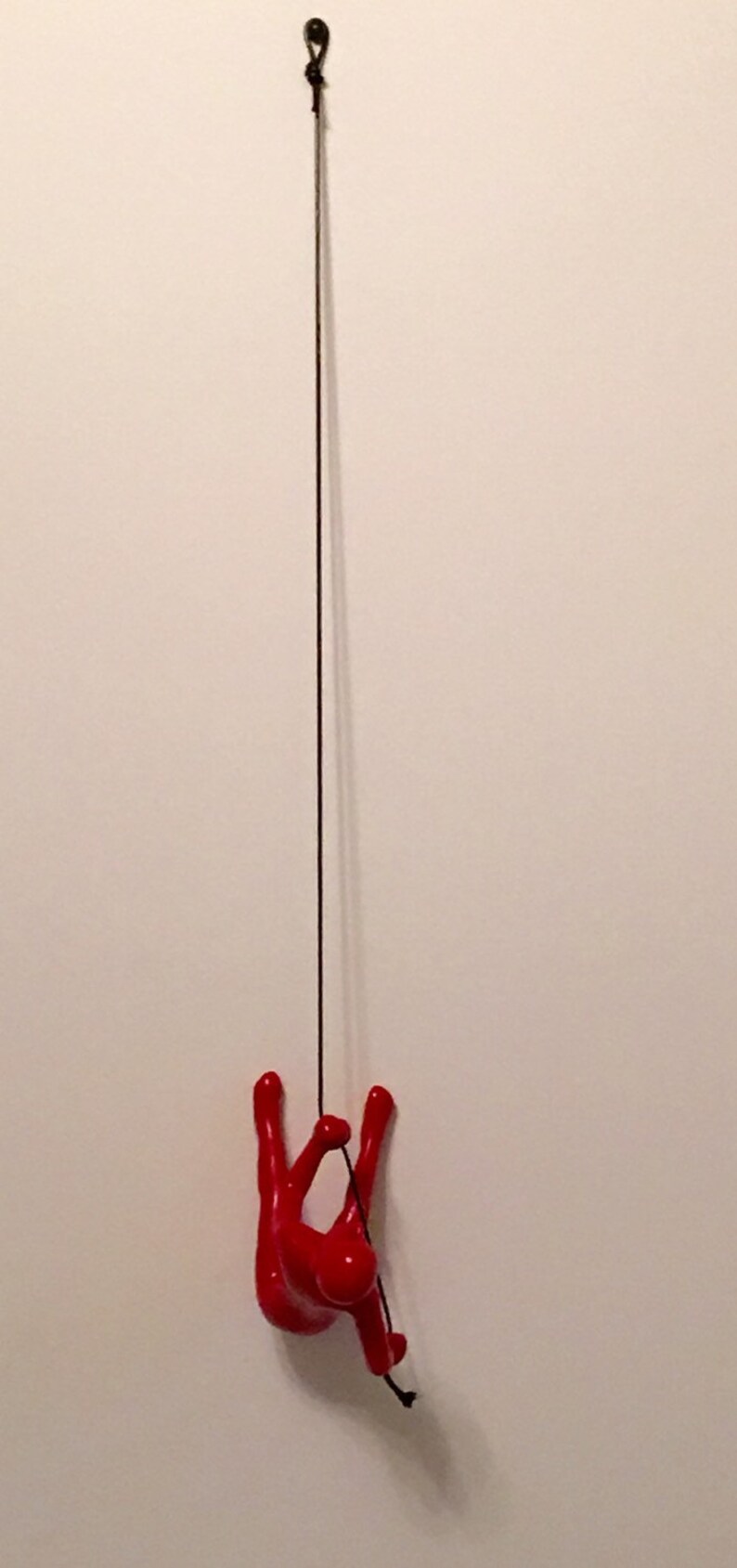Röd hartsklättrande man hängande väggkonst – Samtida skulptur bild 5