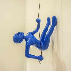 Escultura de hombre trepador de resina hecha a mano: conjunto de esculturas rojas y azules