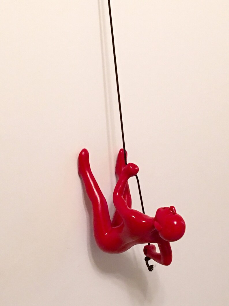 Röd hartsklättrande man hängande väggkonst – Samtida skulptur bild 4