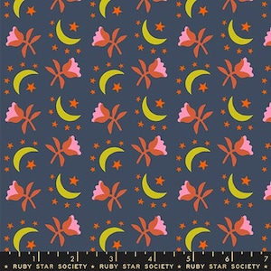 Peut inclure: Un motif de tissu répété avec des fleurs orange, des croissants de lune jaunes et des étoiles orange sur un fond bleu foncé. Le texte "RUBY STAR SOCIETY" est en bas.