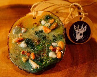 Seascape on Wood Slice Ornament | Ocean Life Decor | Epoxy Resin Nature Diorama