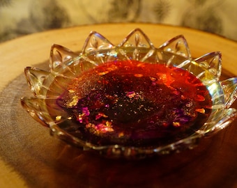 Arte de resina epoxi en Starburst Cut Glass Dish / Galaxy Colors / Red, Purple & Gold Leaf