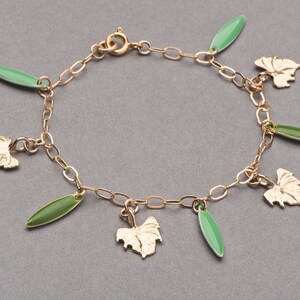 Zartes gold gefülltes Armband mit Blatt und grünem Emaille Charms