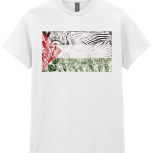 以下が含まれることがあります： 白のTシャツ。グラフィックデザインは、鳩、オリーブの枝、赤、白、緑の旗のようなパターンが特徴です。デザインには、オリーブの枝をくわえた鳩が含まれています。シャツは柔らかい素材で作られています。