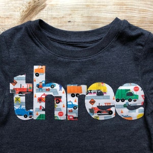Maglietta per compleanno di un bambino con tre camion, festa con camion, PRONTO PER LA SPEDIZIONE, compleanno di un bambino con tre camion, camion dei pompieri, carro attrezzi, autocarro con cassone ribaltabile, bulldozer, ecc., costruzione