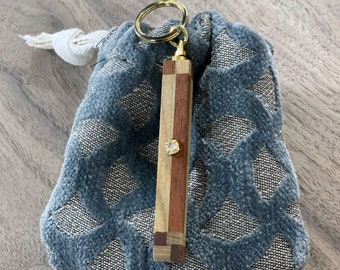 Llavero de madera de arce y caoba hecho a mano / Accesorios chapados en oro japonés / Bolso de cordón de tela hecho a mano
