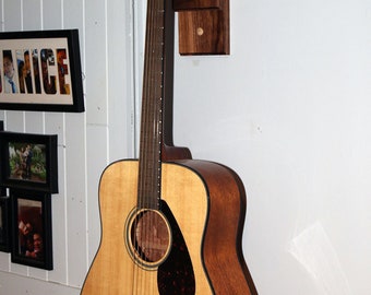 Suporte de guitarra de madeira de nogueira para parede - Melhor cabide de parede de guitarra - Guardião decorativo de guitarra | Presentes para músicos - Suporte de guitarra personalizado em madeira