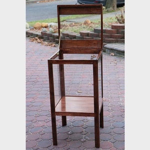 Tavolo espositivo con piano in vetro incernierato / Espositore da tavolo in vetro / Alto. Costume. Realizzato su ordinazione / Vetrina a nastro