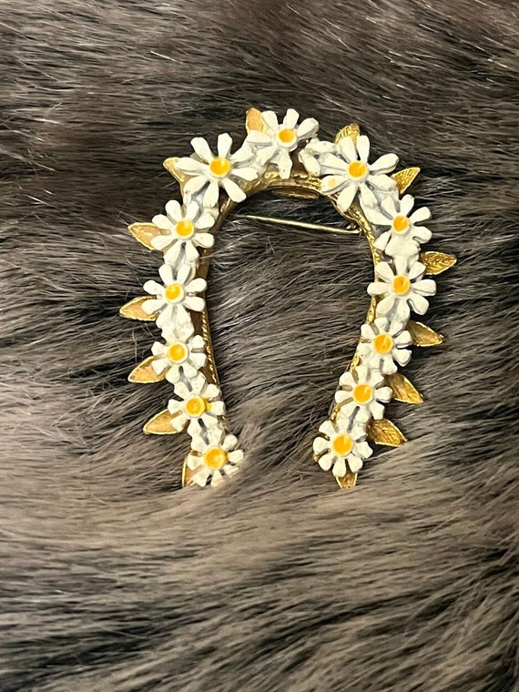 Gold Tone Horseshoe with Daisies Brooch - Vintage 