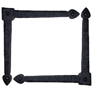 Puede incluir: Soportes de esquina de metal negro con acabado martillado. Los soportes tienen una punta puntiaguda y un agujero para tornillo a cada lado.